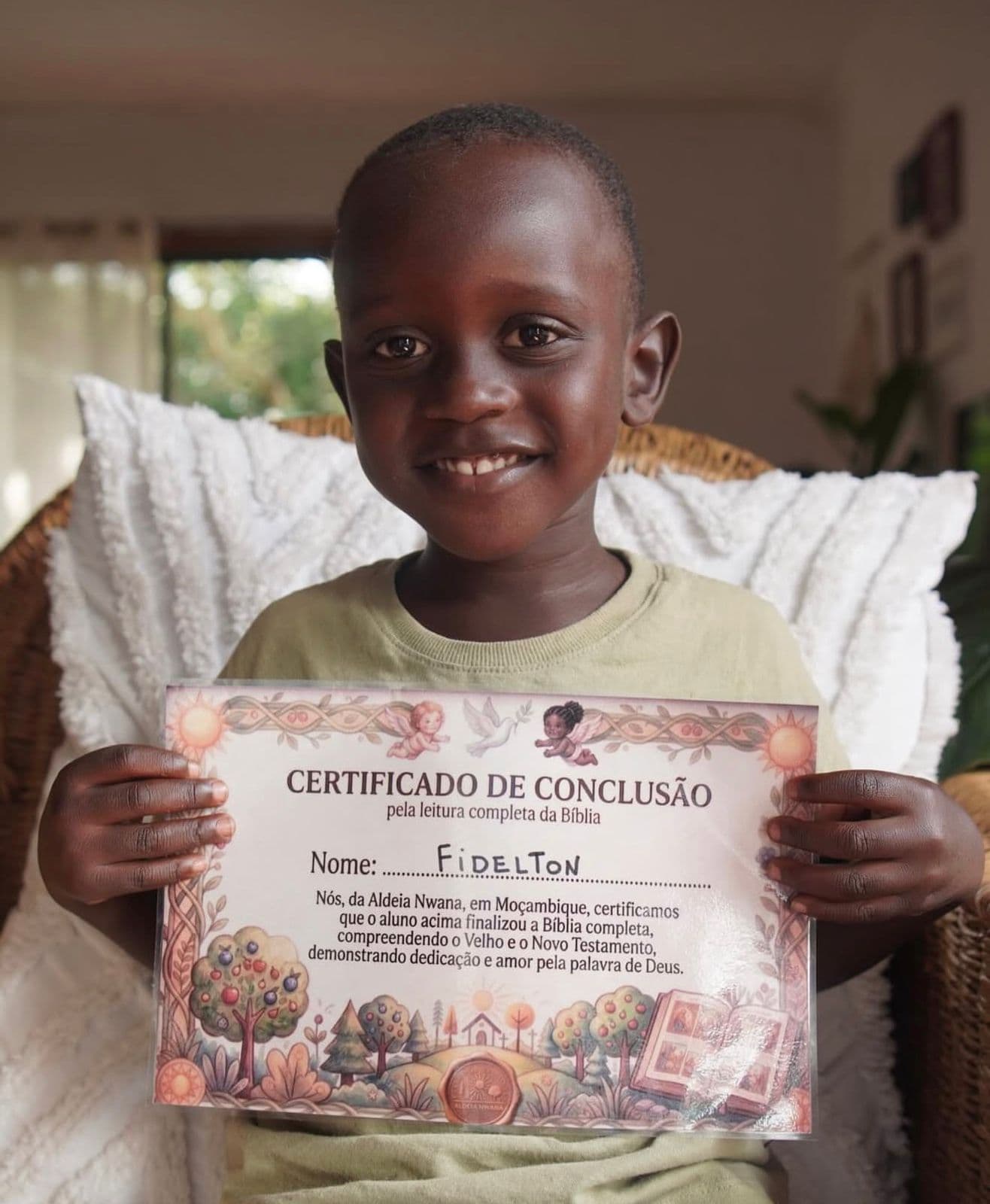 Fidelton com o certificado de conclusão da leitura da Bíblia